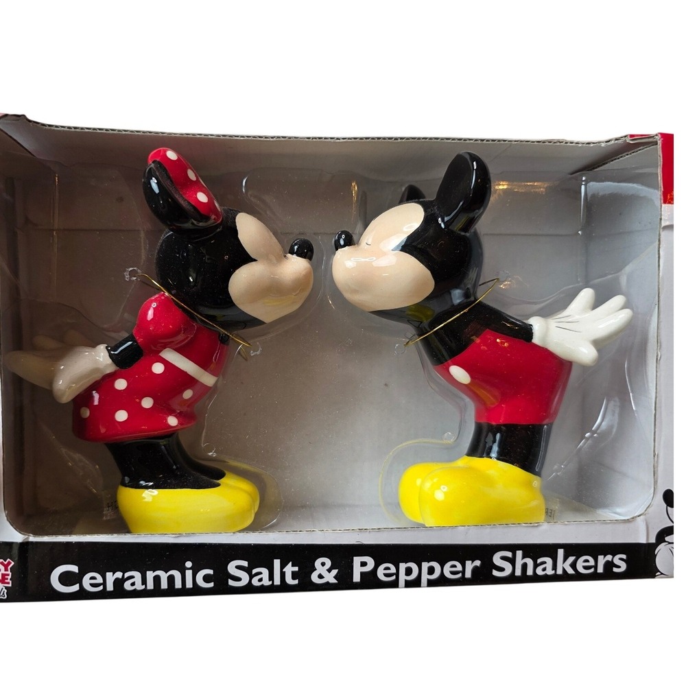 Disney Mickey and Minnie Mouse Kissing Ceramic Salt and‎ Pepper Shakers Set F1